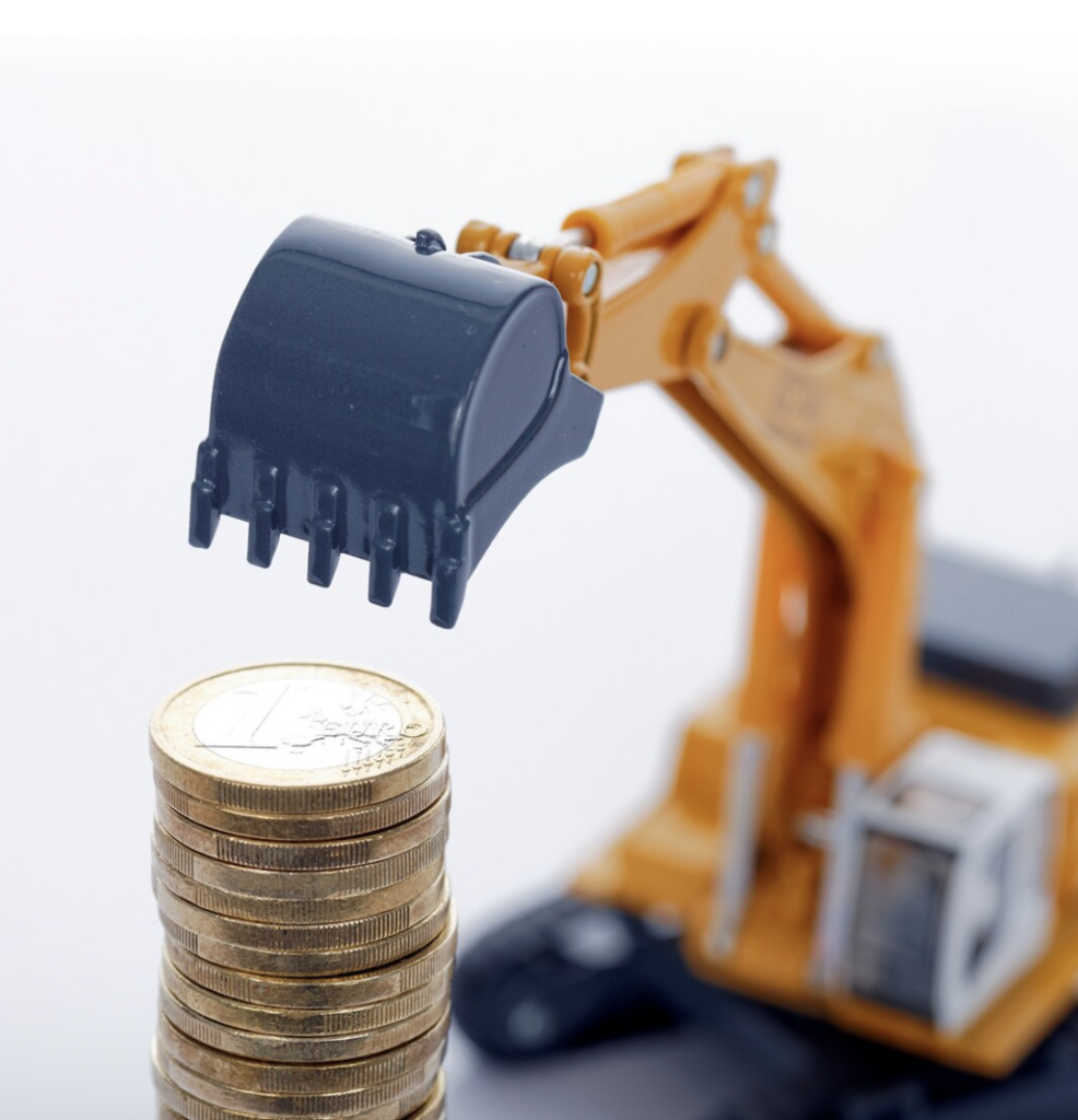 Photo d'un jouet représentant une grue, en train d'amasser une pile de pièces de 1€