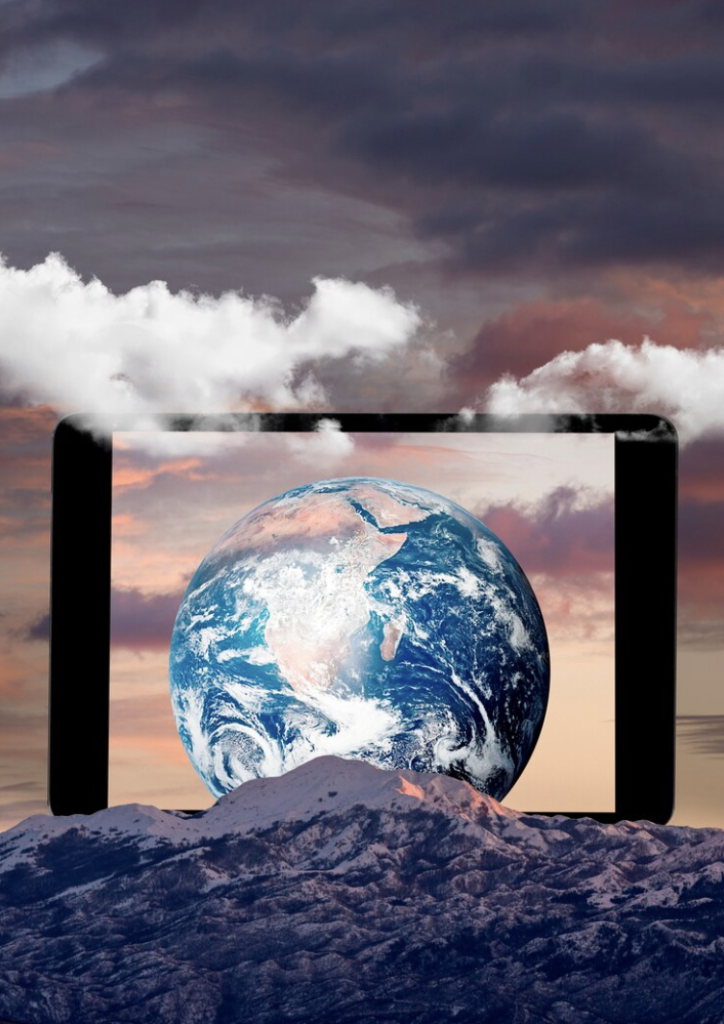 Photo de la planète Terre dans un Ipad, entourée de nuages
