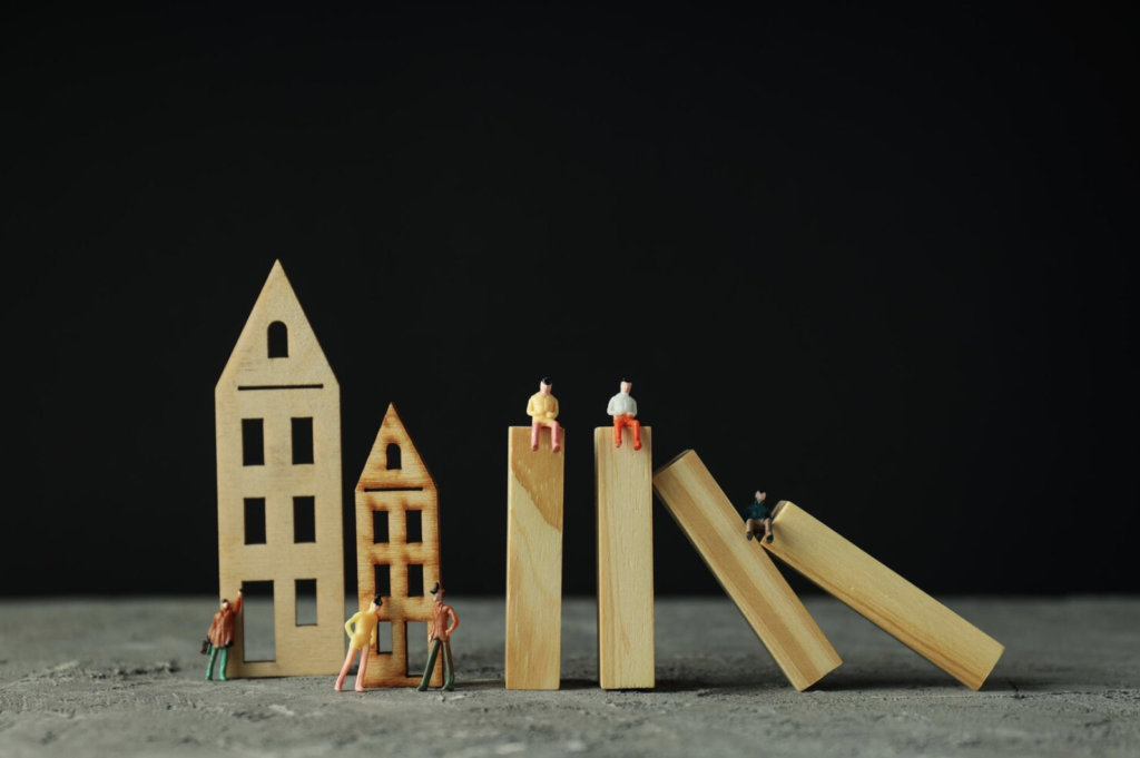 Photo de pièces de bois représentants des immeubles