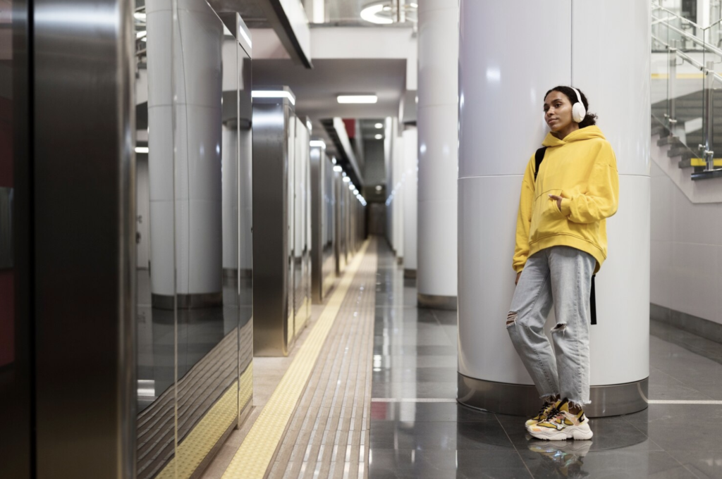 Photo d'une jeune femme attendant l'ascenseur