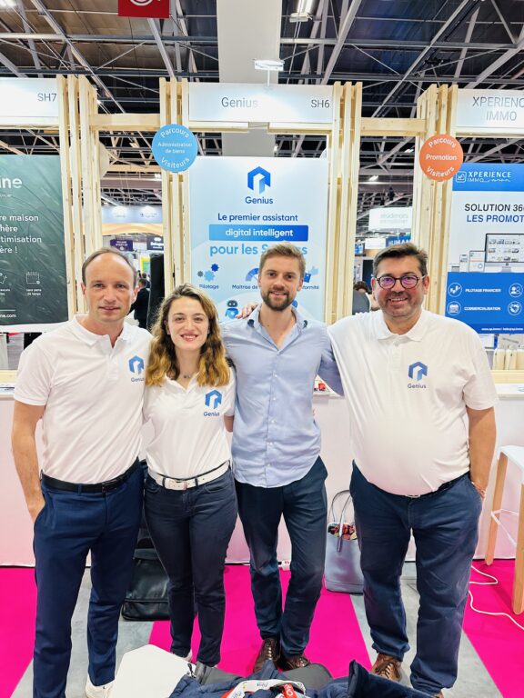 Hubert, Alexandre, Côme et Océane posant pour une photo devant le stand de Genius