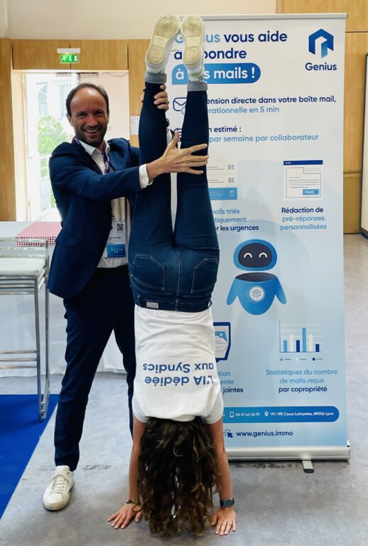Oceane fait un arbre droit avec le polo Genius. Hubert lui tient les pieds