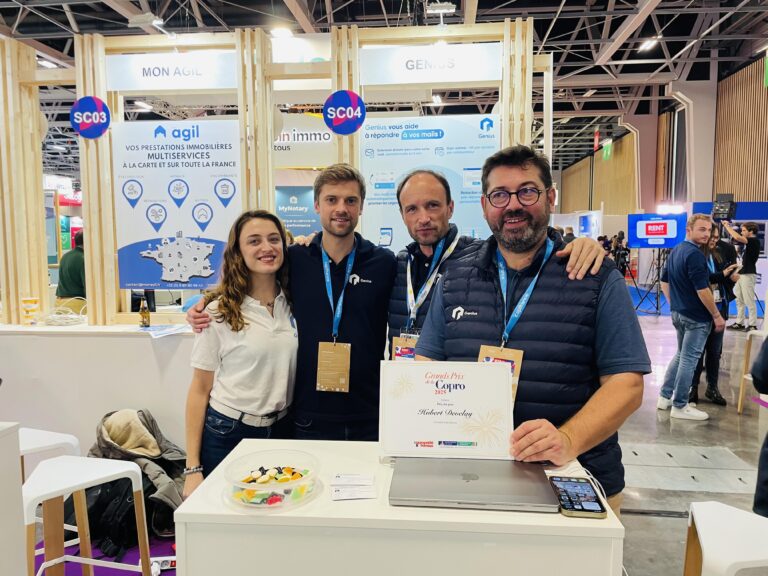 Les 4 membres de l'équipe Genius devant le stand