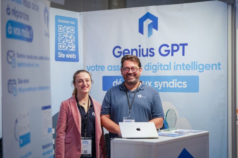 Oceane et Alexandre devant leur stand