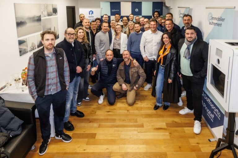 Toutes les personnes présentes au Genius Club du département 13 sont réunies sur la photo