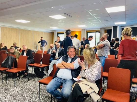 Échanges entre participants dans la salle du Genius Club de Chalon-sur-Saône