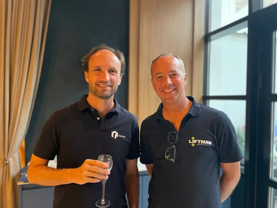 Deux participants du Genius Club Lille trinquent, une coupe à la main, lors du cocktail