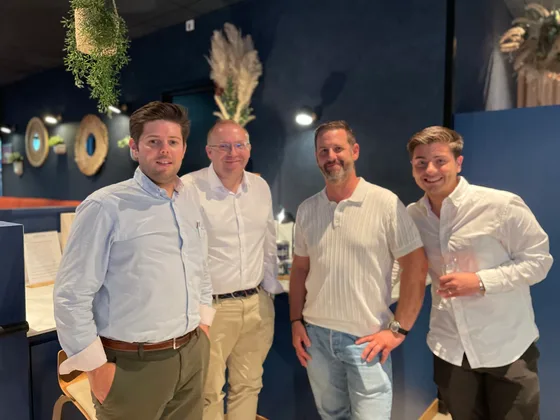 Quatre professionnels de l'immobilier réunis pour une photo de groupe au Genius Club Lille