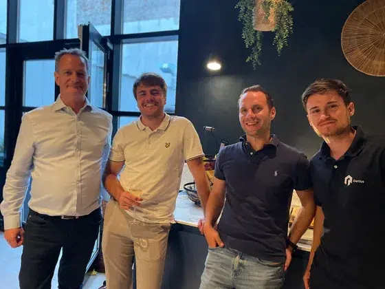 Quatre participants du Genius Club Lille discutent devant les baies vitrées de la salle de réception