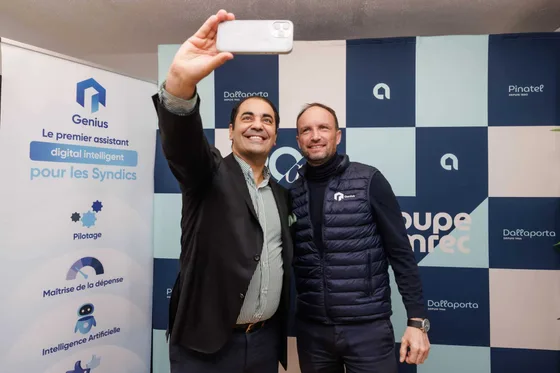 Selfie de deux participants devant le mur photo du Genius Club Marseille