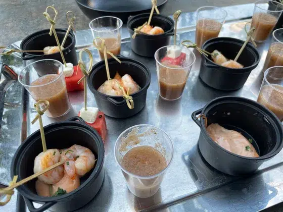 Verrines et bouchées de crevettes servies au cocktail du Genius Club Nantes
