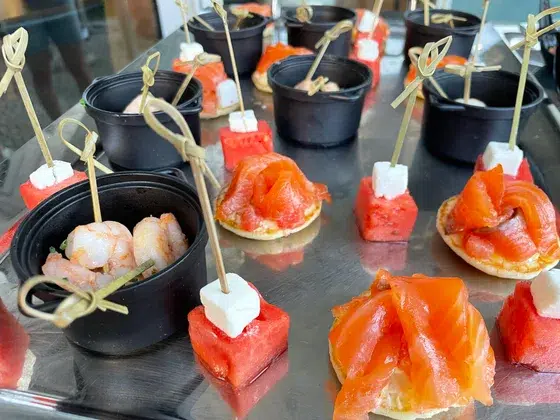 Bouchées de saumon fumé et de crevettes présentées au buffet du Genius Club Nantes