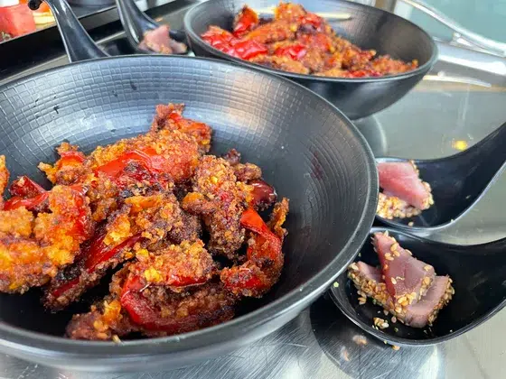 Plats chauds servis dans des woks au buffet du Genius Club Nantes