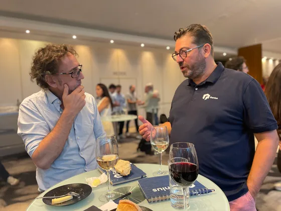 Deux participants du Genius Club Paris échangent autour d'un verre pendant le cocktail