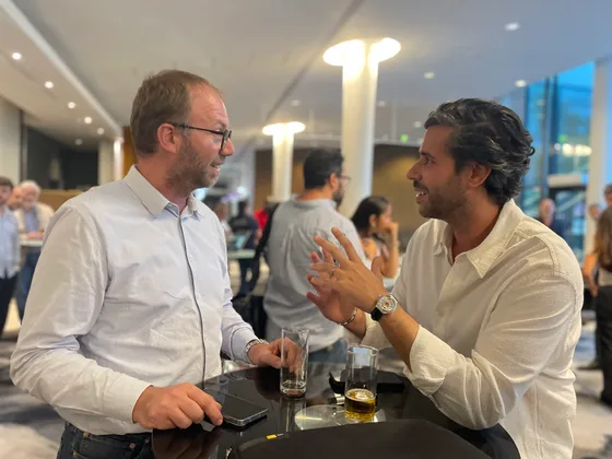 Deux professionnels de l'immobilier en discussion lors du Genius Club Paris