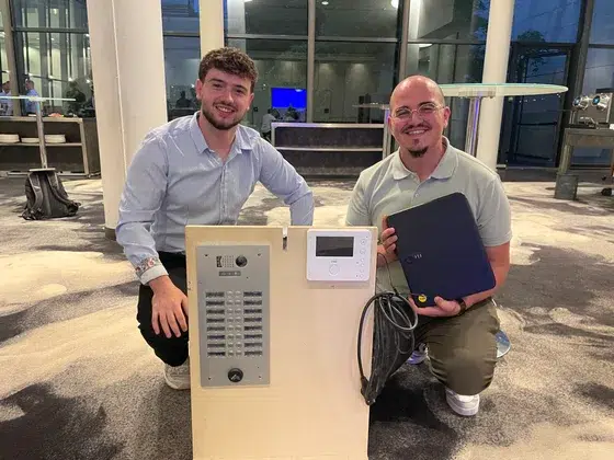 Deux membres de l'équipe Genius présentent un interphone connecté au Genius Club Paris
